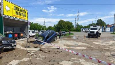 Легковушка ушла под землю в Барнауле. Видео - vesti.ru - Барнаул