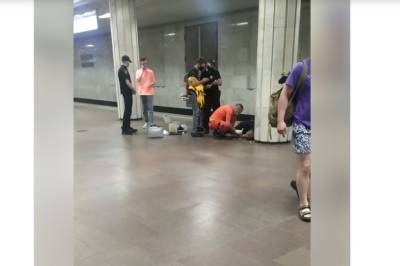 Мужчине стало плохо в харьковском метро, фото: "лежал на платформе" - politeka.net - Украина - Харьков