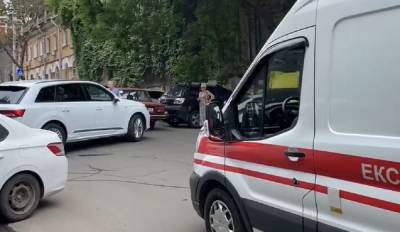 Движение заблокировали в центре Одессы, видео: "скорые не могут проехать к больным" - politeka.net - Украина - Одесса