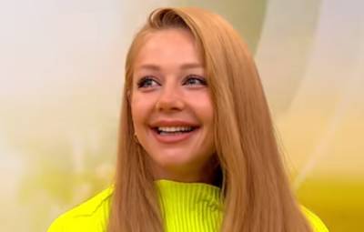 Тина Кароль - "Дыньки" чуть не выпали из глубокого декольте: Тина Кароль в тоненьких колготах сделала растяжку на роликах - ukrainianwall.com - Украина