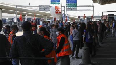 Шарль Де-Голль - Забастовка в парижском аэропорту привела к массовой задержке рейсов - vesti.ru - Франция - Париж