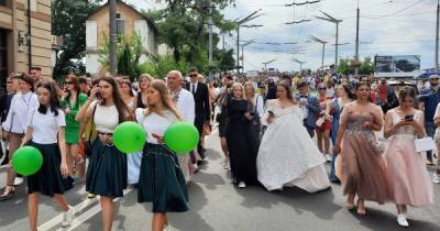 Центром Тернополя пройшов масштабний парад випускників шкіл (фото) - 24tv.ua