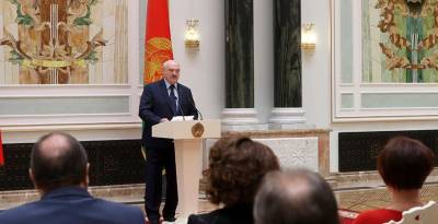 Александр Лукашенко - "Мы будем жить и развиваться вопреки всем трудностям" - Александр Лукашенко вручил госнаграды заслуженным деятелям - grodnonews.by - Белоруссия