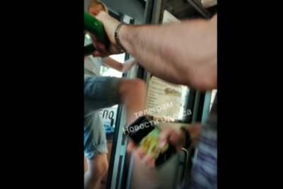Отбивалась ногами: в Одессе пассажир и женщина-водитель троллейбуса устроили разборки - rupor.info - Одесса