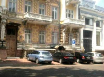 Куски фасада падают на авто в историческом центре Одессы: жители бьют тревогу - politeka.net - Украина - Одесса