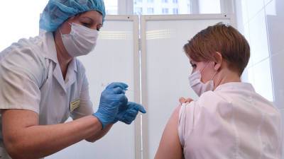 Оксана Драпкина - Эксперт объяснила, почему нельзя мочить место прививки от коронавируса - gazeta.ru - Россия
