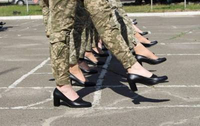 Курсанток на параде переобуют в другую обувь на каблуках - korrespondent.net - Украина