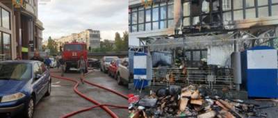 В Киеве загорелась пристройка возле Сильпо: фото - w-n.com.ua - Киев - район Святошинский
