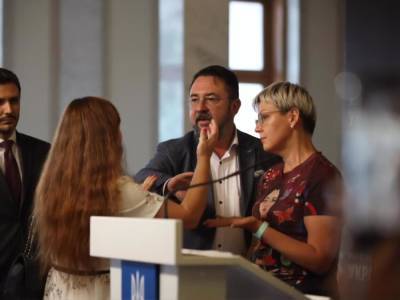 Никита Потураев - Ирму Крат, напавшую на нардепа Потураева, лишили аккредитации в Раде - gordonua.com - Украина - Нападение