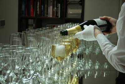 Moet Hennessy приостанавливает поставки шампанского в Россию - znak.com - Россия