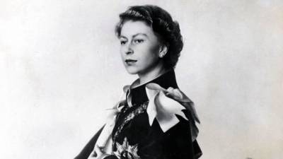 Елизавета II - Жители Канады снесли статуи двух королев после скандала с останками детей - 5-tv.ru - Англия - Канада