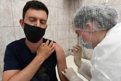 Владимир Путин - Дмитрий Лиознов - Россиянам объяснили необходимость носить маску после вакцинации - lenta.ru - Россия