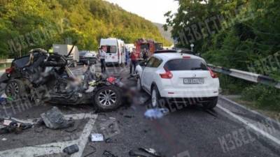 Грузовик на скорости протаранил пять легковушек в Крыму — жуткое видео - 5-tv.ru - Россия - Крым - Севастополь