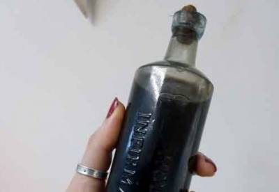 Археологов озадачила загадочная бутылка в могиле между ног у женщины - facenews.ua - Украина