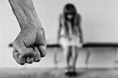 Отрезала пальцы: в Улан-Удэ мать подозревают в зверствах над дочерью - mk.ru - Улан-Удэ