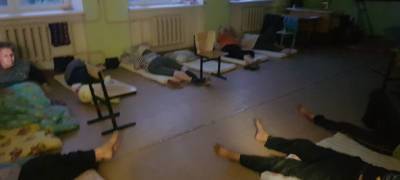 Люди, эвакуированные из взятого в огненное кольцо поселка в Карелии, спят вповалку вместе с собаками и кошками - stolicaonego.ru - республика Карелия
