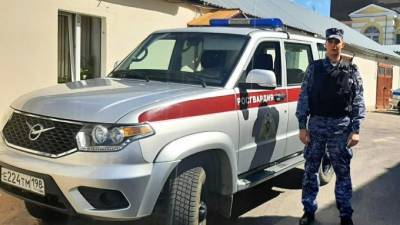 В Гатчине полицейский спас женщину от нападения грабителя с ножом - piter.tv - Ленинградская обл. - Санкт-Петербург