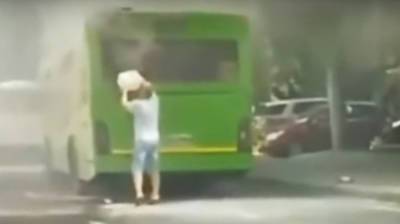 Воронежцы сняли на видео вспыхнувший в центре города автобус - vestivrn.ru - Воронеж - Воронежская обл.
