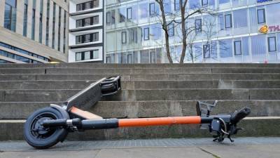 В Одессе мужчина с двумя детьми ехал на электросамокате посреди оживленной улицы (видео) - odessa-life.od.ua - Украина - Одесса