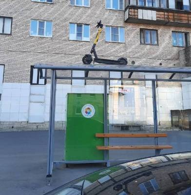 Александр Бастрыкин - В Петербурге кикшеринговый самокат припарковали на крыше остановки - znak.com - Санкт-Петербург