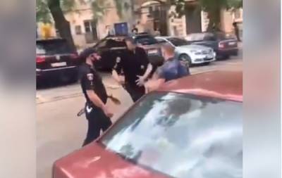 «Я сейчас тебе врежу»: драка между полицейскими и одесситом попала на видео - politeka.net - Украина - Одесса