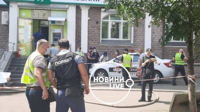 В Киеве женщина бросила коктейль Молотова и ограбила Укрсиббанк (фото, видео) - sharij.net - Киев