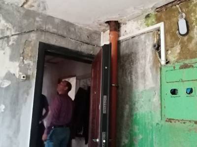 В Смоленской области строители забыли отремонтировать вскрытые в мае кровли двух жилых домов - rabochy-put.ru - Россия - Смоленская обл. - район Краснинский
