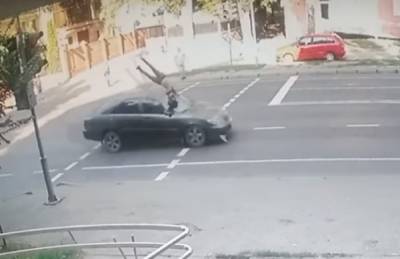 Летел на красный: авто на скорости снесло молодого одессита, момент попал на камеру - politeka.net - Украина - Одесса