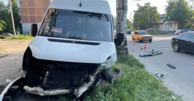 В Запорожье легковушка влетела в маршрутку: пострадали 13 человек (ФОТО) - delo.ua - Украина - Запорожская обл. - Запорожье