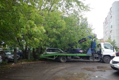 Днём в Твери мужчина на манипуляторе пытался украсть иномарку - tver.mk.ru - Россия - Тверь - Тверская обл.