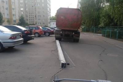 Костромские ДТП: мусоровоз против фонаря - kostroma.mk.ru - Кострома