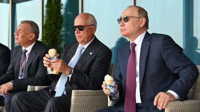 Владимир Путин - Юрий Борисов - Путин с мороженым понаблюдал за полетами на МАКС - iz.ru - Россия - Израиль