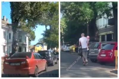 С младенцем на руках: в Одессе мужчина прокатил на самокате всю семью, видео безумия - politeka.net - Украина - Одесса