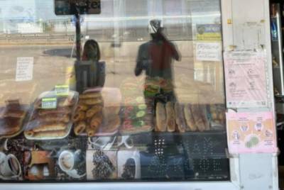 Мужчина нашел в выпечке живое мясо, фото неприятной покупки: "На рыбалку подойдет" - politeka.net - Украина - Полтавская обл.