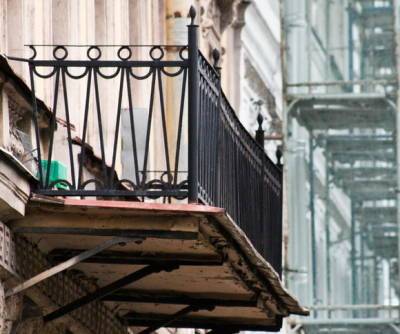 Огонь на балконе петербургской квартиры тушили 15 пожарных - rosbalt.ru - Санкт-Петербург
