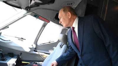 Владимир Путин - Путин на МАКСе осмотрел новый истребитель - delovoe.tv - Россия