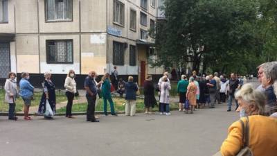 У офисов "Петроэлектросбыта" фиксируют аномальные очереди - piter.tv - район Калининский