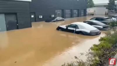 Porsche Taycan - В Германии затопило салон Porsche c премиальными авто (ВИДЕО) - enovosty.com - Германия
