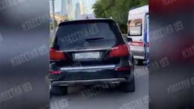 Водитель Mercedes подрался с пешеходами в Москве - iz.ru - Москва - Израиль