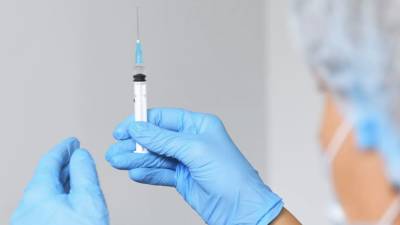 Иммунолог порекомендовал проверить кровь перед вакцинацией от COVID-19 - russian.rt.com