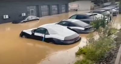 Porsche Cayenne - В Германии из-за наводнения затопило автосалон с новенькими Porsche (видео) - focus.ua - Украина - Бельгия - Германия