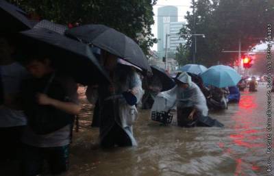 Тысячи людей эвакуировали из-за наводнений в Китае - interfax.ru - Москва - Китай - Чжэнчжоу