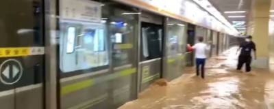 12 человек погибли при затоплении метро в Китае - runews24.ru - Китай - Чжэнчжоу