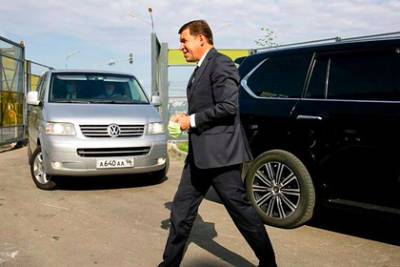 Евгений Куйвашев - Российский губернатор призвал мэров региона отдать машины врачам - lenta.ru - Россия - Свердловская обл.
