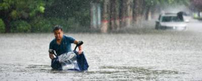 Около 100 тысяч жителей китайского города Чжэнчжоу эвакуировали из-за наводнения - runews24.ru - Китай - район Центральный - Чжэнчжоу