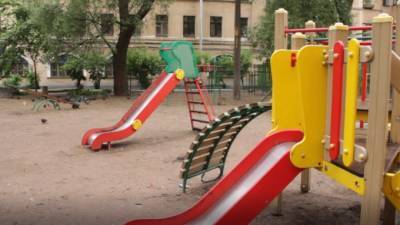 Стас Пьехи - В Петербурге 4-летний мальчик сломал позвоночник, упав с горки на детской площадке - piter.tv - Санкт-Петербург