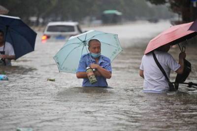 Сотни тысяч человек эвакуировали из-за наводнения в Китае - lenta.ru - Китай - Чжэнчжоу