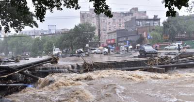 Сильнейшее наводнение в Китае: 12 погибших, 100 тыс. эвакуированных (видео, фото) - focus.ua - Китай - Украина - Чжэнчжоу