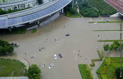 Число жертв наводнения в Китае выросло до 13 - interfax.ru - Москва - Китай - Чжэнчжоу