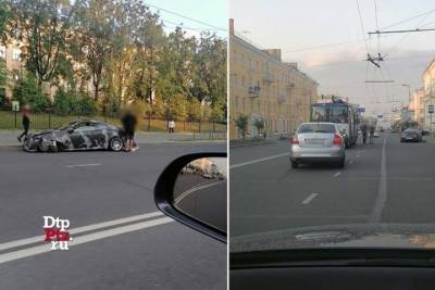 Водитель Шкоды не заметил камуфляжный Инфинити, оба врезались в троллейбус - karel.mk.ru - Петрозаводск